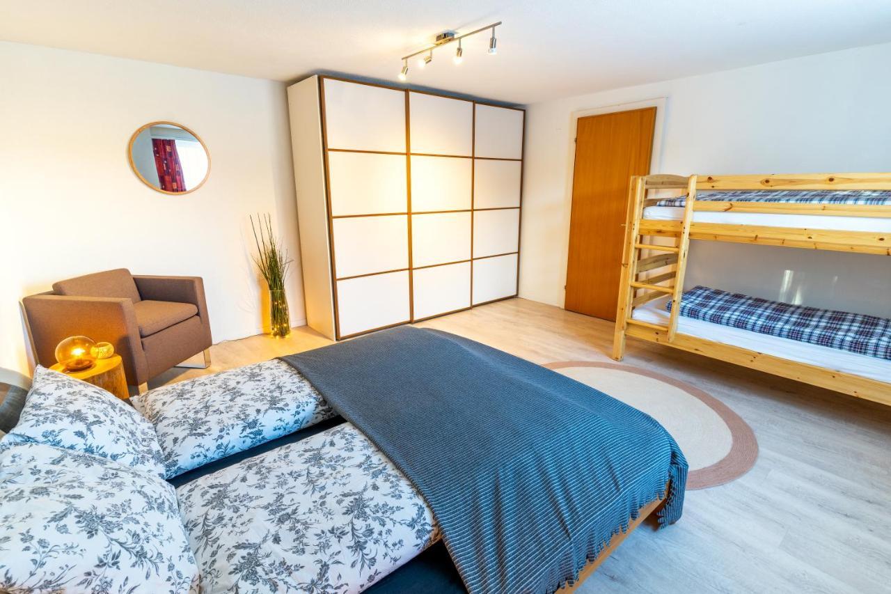 Charmantes Apartment mit grossem Garten .Kids4free. Flims Exterior foto